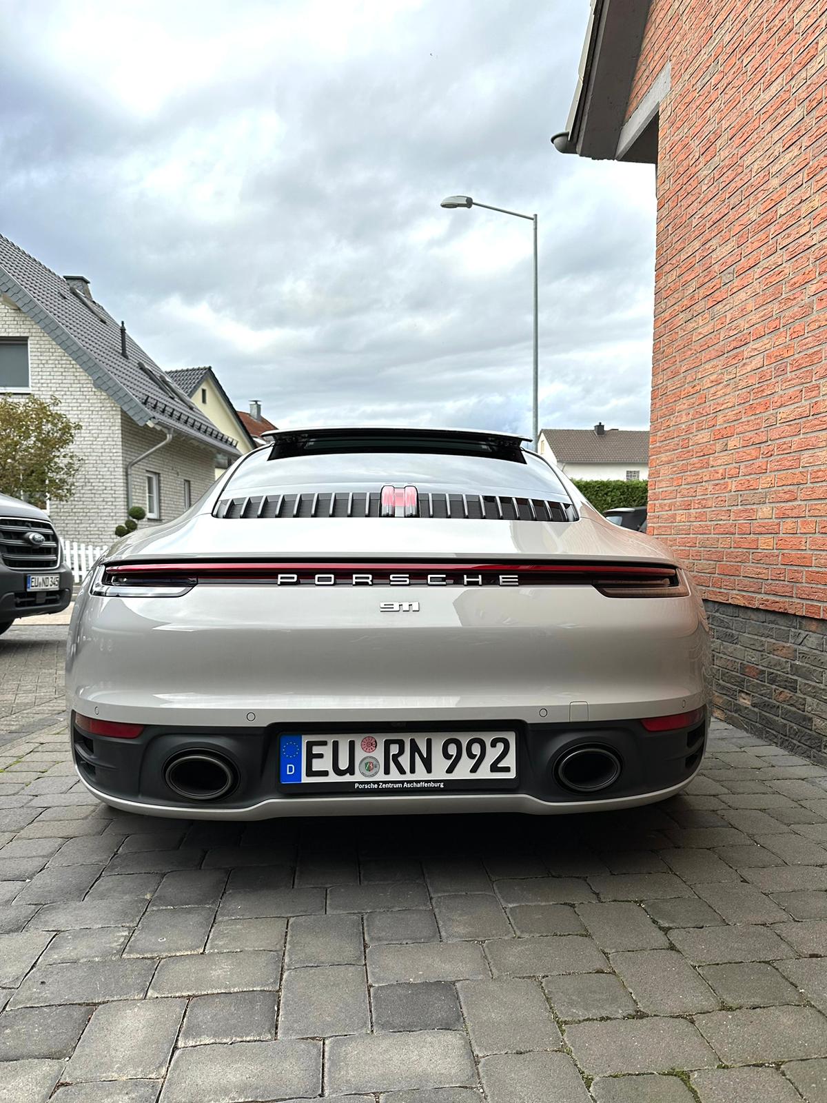 Ein Bild, das Text, Fahrzeug, Landfahrzeug, Himmel enth�lt.

KI-generierte Inhalte k�nnen fehlerhaft sein.