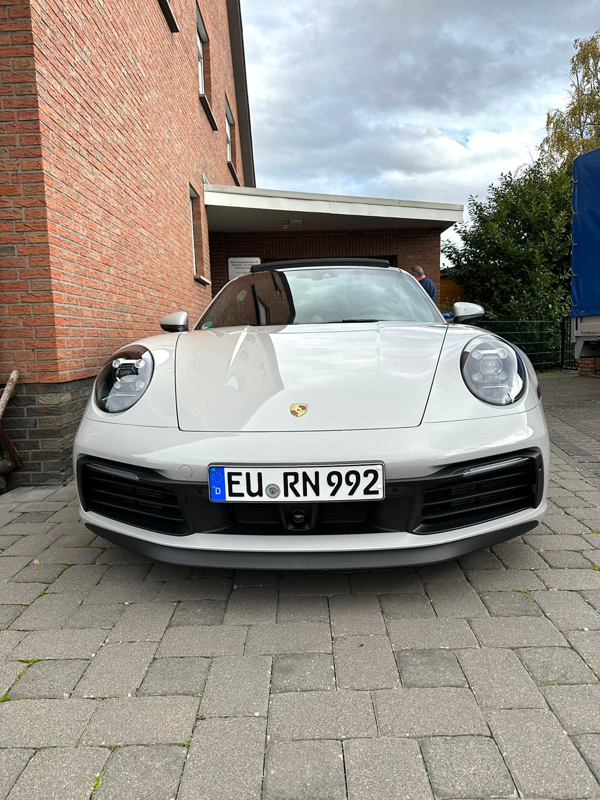 Ein Bild, das Text, Fahrzeug, Landfahrzeug, drau�en enth�lt.

KI-generierte Inhalte k�nnen fehlerhaft sein.
